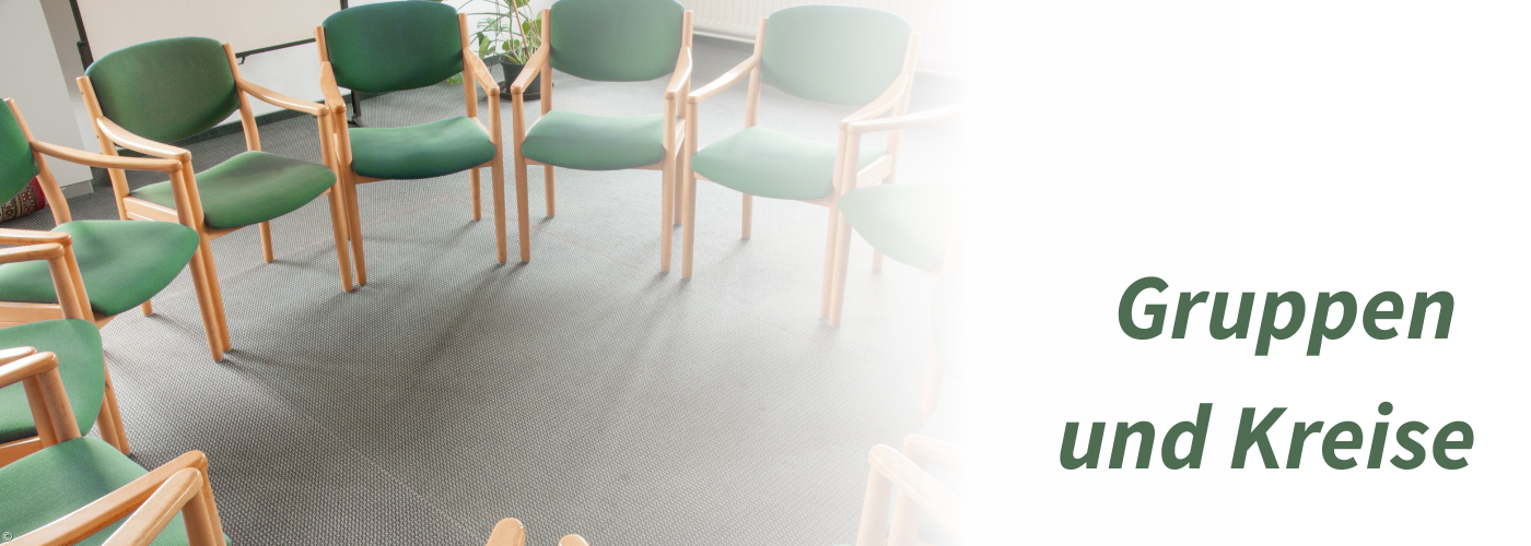 Stuhlkreis mit leeren Stühlen