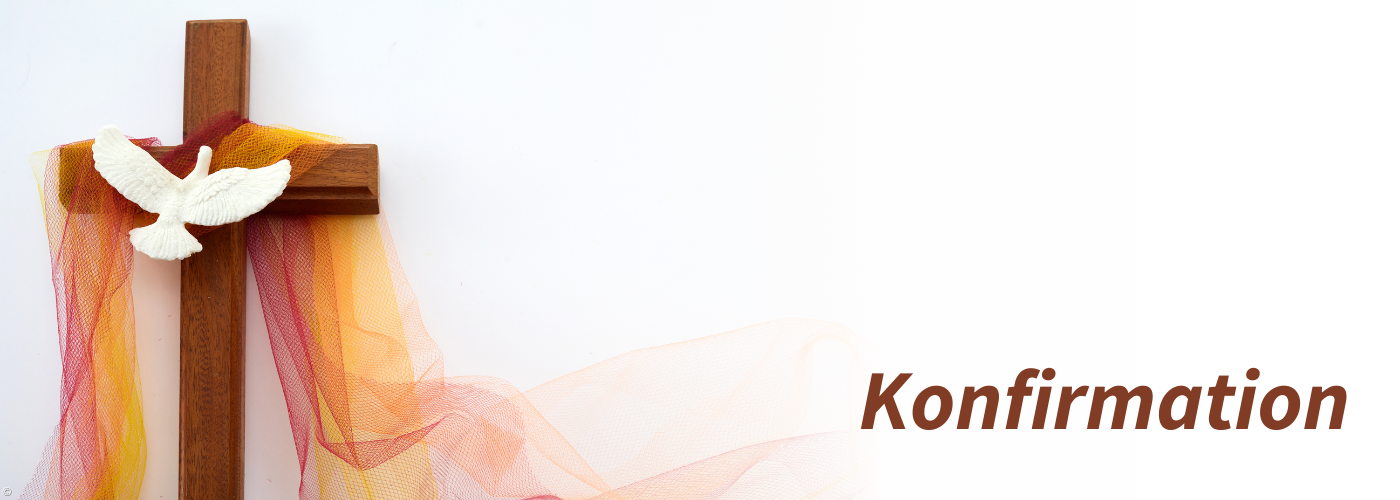 Kreuz mit einer weißen Taube drauf, umwoben von roten und orangenen Tüchern