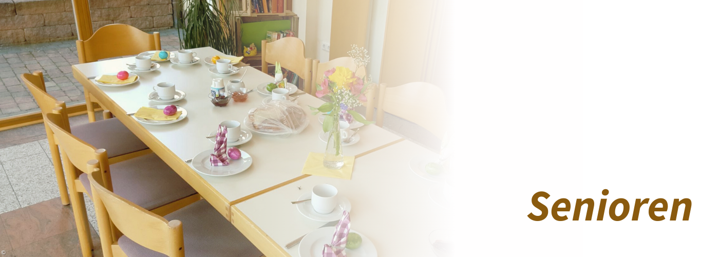 Liebevoll gedeckter Kaffeetisch