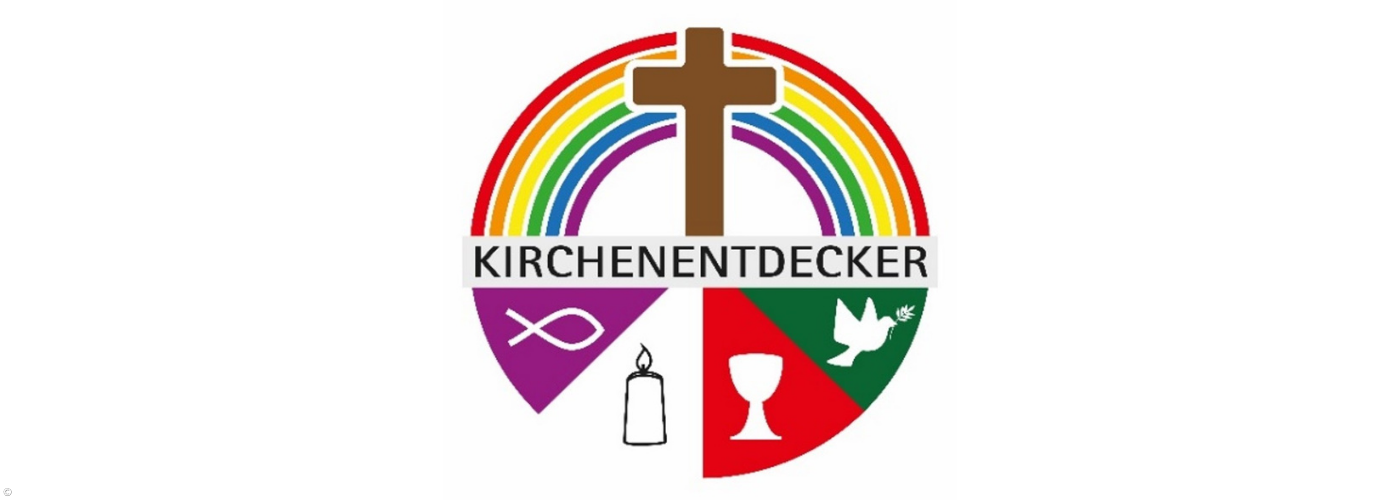 Logo der Kirchenentdecker: Unter einem Regenbogen sind die Symbole Fisch, Kerze, Kelch und Friedenstaube zu finden. Mittig steht das Kreuz