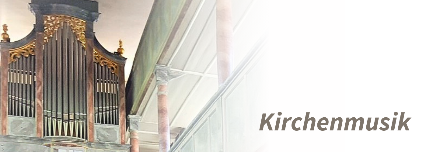 Ansicht der Orgel mit Fokus auf die Orgelpfeifen