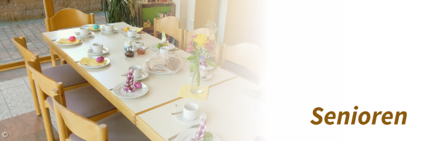 Liebevoll gedeckter Kaffeetisch