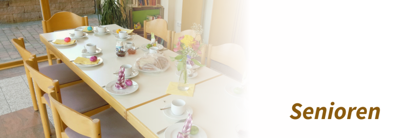 Liebevoll gedeckter Kaffeetisch